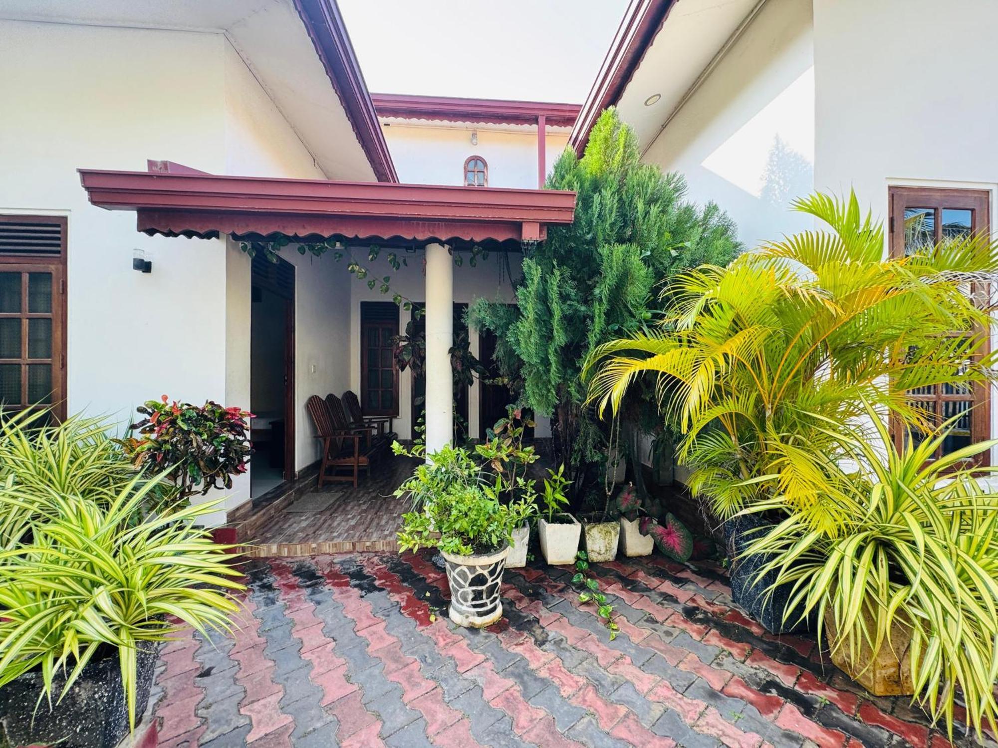Aa Inn Trincomalee Exterior foto